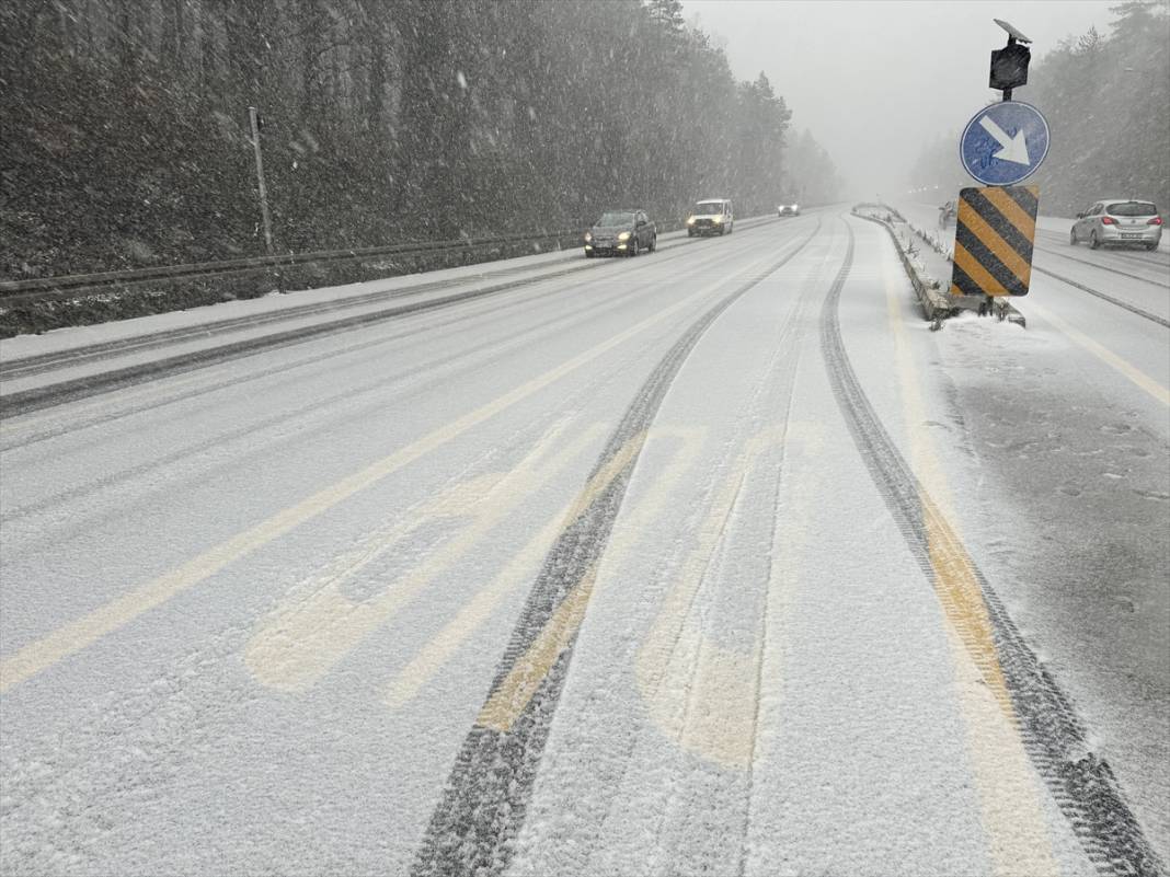 Beklenen kar yağışı başladı, trafik aksıyor 9